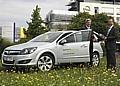 Symbolische Schlüsselübergabe (von links): Guido Krings, Director Operations Fleetmanagement bei SEN, und Michael Klaus, Exekutiv Direktor Marketing, Vertrieb und Aftersales bei Opel. Foto: Auto-Reporter/Opel